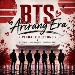 Op de afbeelding: Een promotionele afbeelding voor buttons van 5,7 cm met de tekst BTS Arirang Era. Het ontwerp toont het silhouet van zeven personen voor een traditioneel gebouw, geaccentueerd door rode cirkelvormige motieven, hartjes en kersenbloesemtakken.