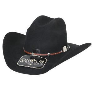 May include: A black cowboy hat with a curved brim and a decorative band. The band is brown leather with silver-colored studs and a silver buckle. The hat has a tag that reads "Señor de los Cielos".