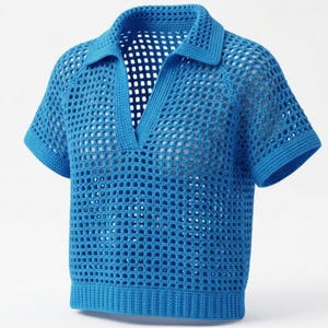 Può includere: Una polo in crochet blu brillante a maniche corte. La camicia presenta un colletto e un design a trama aperta. L'orlo e i polsini delle maniche hanno una trama a coste.