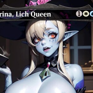 Może przedstawiać: Ilustracja postaci fantasy, niebieskoskórej kobiety z blond włosami, noszącej kapelusz czarownicy i trzymającej książkę. Tekst "Varina, Lich Queen" jest wyświetlany nad postacią. Postać ma czerwone oczy i szwy na twarzy.