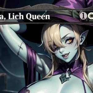 Może przedstawiać: Cyfrowa grafika postaci fantasy, Varina, Lich Queen. Ma bladoniebieską skórę, blond włosy i nosi fioletowy strój i kapelusz czarownicy. Obraz zawiera tekst i symbole.