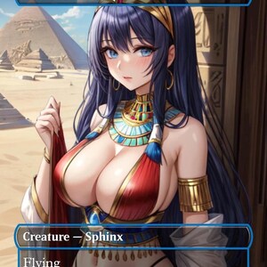 Puede incluir: Una carta de arte de fantasía titulada "Consecrated Sphinx" que presenta una esfinge femenina con cabello azul, joyas de oro y un atuendo rojo y dorado. El texto de la carta incluye "Criatura - Esfinge" y "Volador". El fondo muestra pirámides y arquitectura antigua.