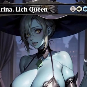 Może przedstawiać: Cyfrowa ilustracja postaci fantasy, niebieskoskórej kobiety o żółtych oczach i blond włosach, ubranej w czarny kapelusz i strój. Tekst "Varina, Lich Queen" jest wyświetlany nad postacią. Obraz ma mroczną, gotycką estetykę.