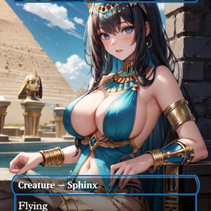 Puede incluir: Una carta de arte de fantasía titulada "Consecrated Sphinx" que presenta una esfinge femenina con ojos azules y cabello negro, adornada con atuendo turquesa y dorado. El texto de la carta incluye "Criatura - Esfinge" y "Volador". El fondo muestra pirámides y un cielo azul.