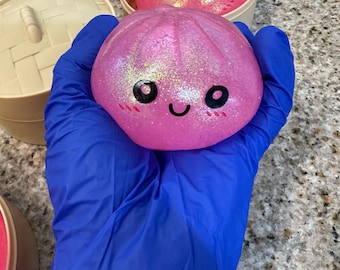 珍しいピンクの虹色に輝くピンクのグリッター入り、話題のスクイーズ餃子