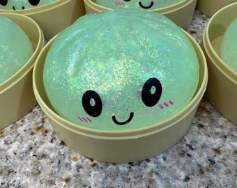 Ljus pastellgrön skimrande glitter squishy dumpling med en mycket lätt citrusdoft
