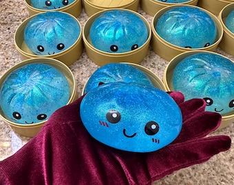 Needoh, consistenza simile a un raviolo morbido e glitterato color azzurro acqua che profuma di gomma da masticare.