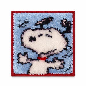 Puede incluir: Una alfombra cuadrada y texturizada con un diseño de dibujos animados de Snoopy. La alfombra tiene un fondo azul claro con un personaje blanco de Snoopy que lleva un collar rojo. El borde es rojo.