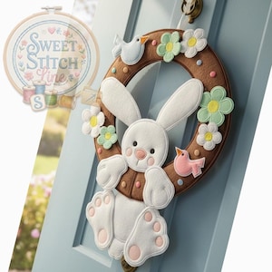 Könnte beinhalten: Ein Set aus drei Keramikbechern mit gesprenkelter, matter Oberfläche. Die Becher sind in den Farbtönen Creme, Hellgrau und Dunkelgrau gehalten. Jeder Becher hat ein schlichtes, minimalistisches Design, perfekt für Kaffee oder Tee.