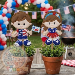 Pode incluir: Dois enfeites de feltro representando um menino e uma menina, montados em palitos de madeira em vasos de terracota com folhagem verde. O menino veste um conjunto vermelho, branco e azul e segura uma bandeira com a inscrição 4th of July. A menina usa um vestido azul e vermelho e segura uma pequena bandeira americana.