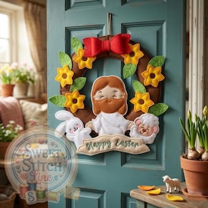 Pode incluir: Uma grinalda de Páscoa de feltro com base castanha, adornada com flores amarelas, folhas verdes e um laço vermelho. A grinalda apresenta uma figura de Jesus, um coelho branco e um cordeiro. As palavras "Happy Easter" estão numa faixa.