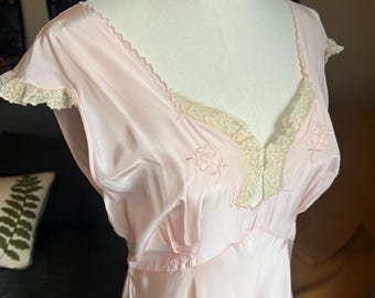 Vestido lencero rosa vintage de los años 30 de Yolande.