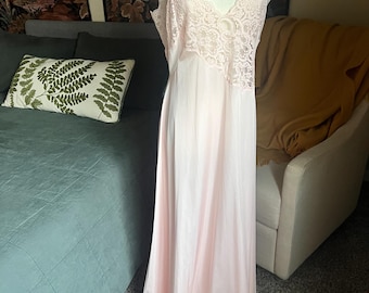 Koszula nocna w kolorze różowej lilii francuskiej w stylu vintage