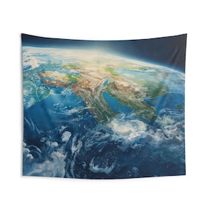 Op de afbeelding: Een witte keramische mok met een zwart handvat en de tekst "But First, Coffee" in een zwarte, vette letter. De mok staat op een wit oppervlak. De mok is ongeveer 10 cm hoog.