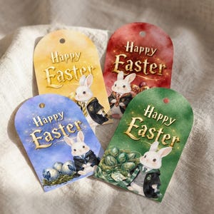 Könnte beinhalten: Vier Geschenk-Anhänger zum Thema Ostern mit gewölbten Oberteilen. Jeder Anhänger zeigt ein Häschen im Anzug mit den Worten "Happy Easter" in goldfarbenen Buchstaben. Die Anhänger haben Hintergründe in Gelb, Rot, Blau und Grün.