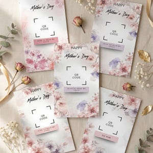 Könnte beinhalten: Eine Sammlung floraler Muttertagskarten mit dem Text "Happy Mother's Day". Jede Karte enthält einen QR-Code und den Satz "Scan to hear my voice". Die Karten sind mit rosa und lila Blumen verziert.