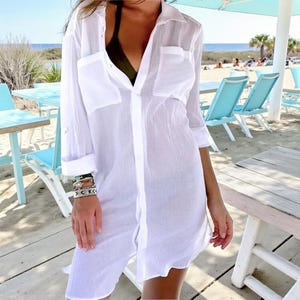 Vestido playero ligero con botones