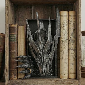 Rincón de libros y soporte de pared del Señor Oscuro / Sujetalibros con casco de Sauron / Arte de pared inspirado en ESDLA / Decoración de fantasía de la Tierra Media / Inserto de estante 3D