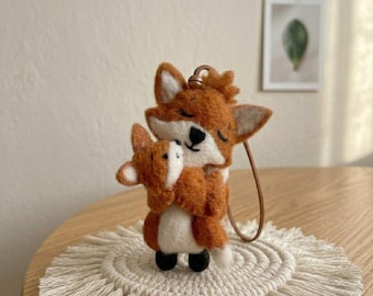 Statuetta di volpe e cucciolo realizzata a mano in feltro ad ago - Portachiavi a forma di animale in lana - Regalo personalizzato per la festa del papà - Decorazione unica per la casa