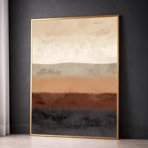 Puede incluir: Impresión artística de paisaje abstracto en un marco dorado. La obra presenta bandas horizontales de color en tonos beige, marrón y negro. La pintura tiene un estilo texturizado y pictórico, adecuado para la decoración del hogar.