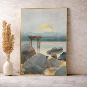Può includere: Stampa artistica incorniciata raffigurante un sereno paesaggio giapponese. L'opera presenta un cancello torii, acqua e montagne sotto un sole giallo tenue. Grandi rocce grigie strutturate con accenti dorati sono in primo piano. La cornice è dorata.