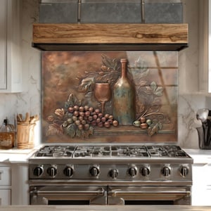 以下が含まれることがあります： ワインボトル、グラス、ブドウのレリーフデザインが施された銅色のキッチンバックパネル。ステンレス製のガスレンジの上に設置され、素朴なキッチンの美しさを演出しています。