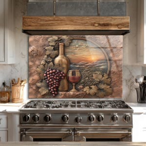 以下が含まれることがあります： ワインをテーマにした装飾的なキッチンバックパネル。ワインボトル、赤ワインのグラス、ブドウの房が描かれています。背景には、ブドウの葉に囲まれた風景に沈む夕日が描かれています。