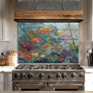 Puede incluir: Juego de tres tazas de cerámica con acabado mate moteado. Cada taza presenta un color diferente: azul claro, crema y gris. Las tazas tienen un diseño simple y moderno con forma redondeada y asa cómoda.