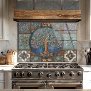 Puede incluir: Un protector contra salpicaduras de cocina decorativo con un diseño de árbol de la vida. La obra de arte está sobre un fondo de azulejos azules y turquesas con patrones florales y geométricos. El árbol tiene un tronco marrón y flores coloridas.