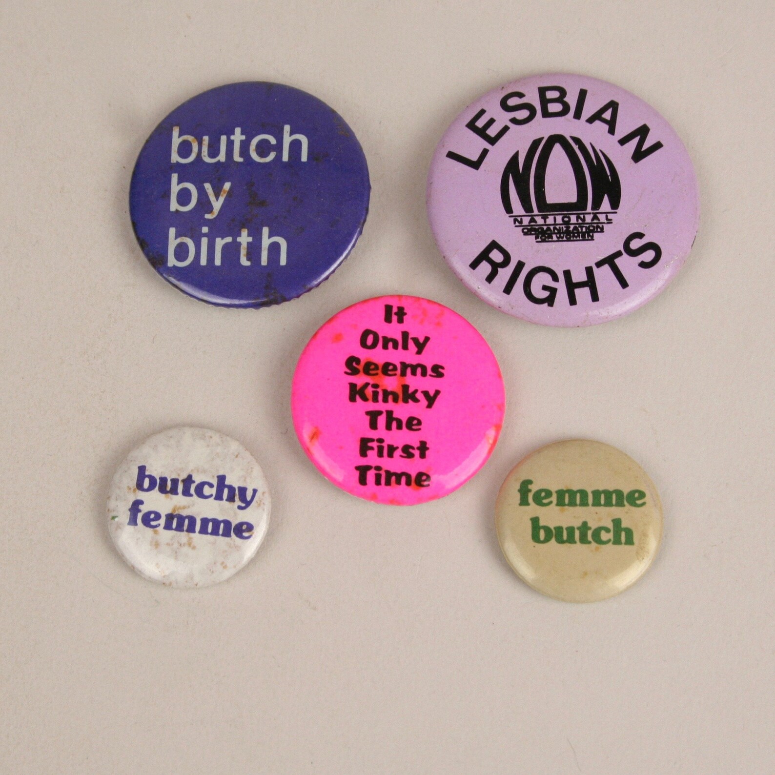 Lesbian button. Модель линдси мари. Поцелуй двух девушек. Дэни дэниелс лесбийский поцелуй. Нежный лесбийский поцелуй.