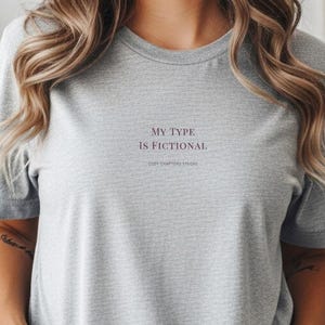 Camiseta "My Type is Fictional", regalo para amantes de los libros, camiseta para lectores de novelas románticas, camiseta linda para amantes de los libros, regalo para lectores, ropa con estética acogedora.