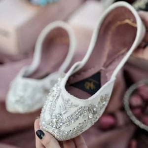 Ivory Bridal Khussa – Hand Embroidered Silver Zardozi Wedding Jutti for Women
