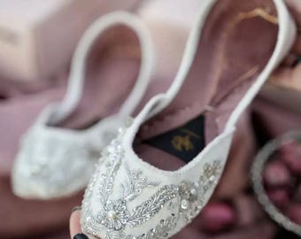 アイボリーブライダルクッサ - 女性用手刺繍シルバーザルドジウェディングジュッティ