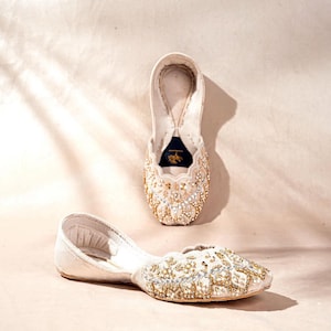 Pearl & Gold Embroidered Khussa – Handmade Bridal Flats – Traditional Pakistani Footwear