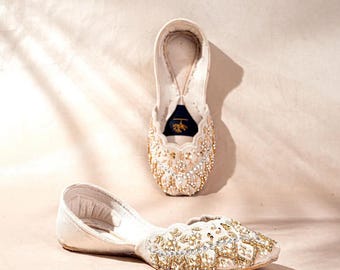 Pearl & Gold Embroidered Khussa – Handmade Bridal Flats – Traditional Pakistani Footwear