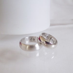 Conjunto de aliança de casamento curvada feita à mão em prata esterlina personalizada "Eu também", estampada à mão