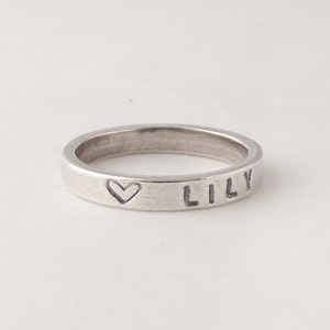 Anillo apilable personalizado con nombre y fecha en plata de ley, hecho a mano. Regalo único.