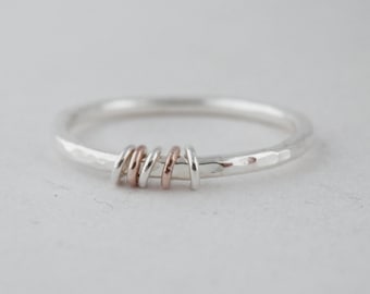 Impresionantes anillos apilables Fidget Moving Rings de 1,5 mm, hechos a mano, en plata de ley y oro rosa en contraste.