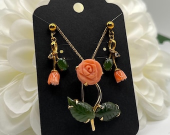 Conjunto de pendientes colgantes de rosa de jade coral vintage, estilo cottagecore floral en tono dorado.