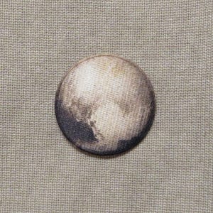 以下が含まれることがあります： クリーム色の斑点のある釉薬が施された、3つのセラミックマグのセット。各マグには、青、緑、黄色の手描きの花柄が施されています。マグはシンプルな丸みを帯びた形状で、持ちやすいハンドルが付いています。