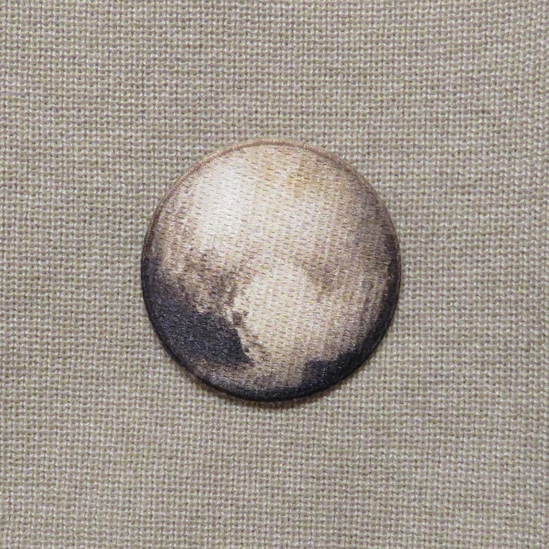 以下が含まれることがあります： クリーム色の斑点のある釉薬が施された、3つのセラミックマグのセット。各マグには、青、緑、黄色の手描きの花柄が施されています。マグはシンプルな丸みを帯びた形状で、持ちやすいハンドルが付いています。