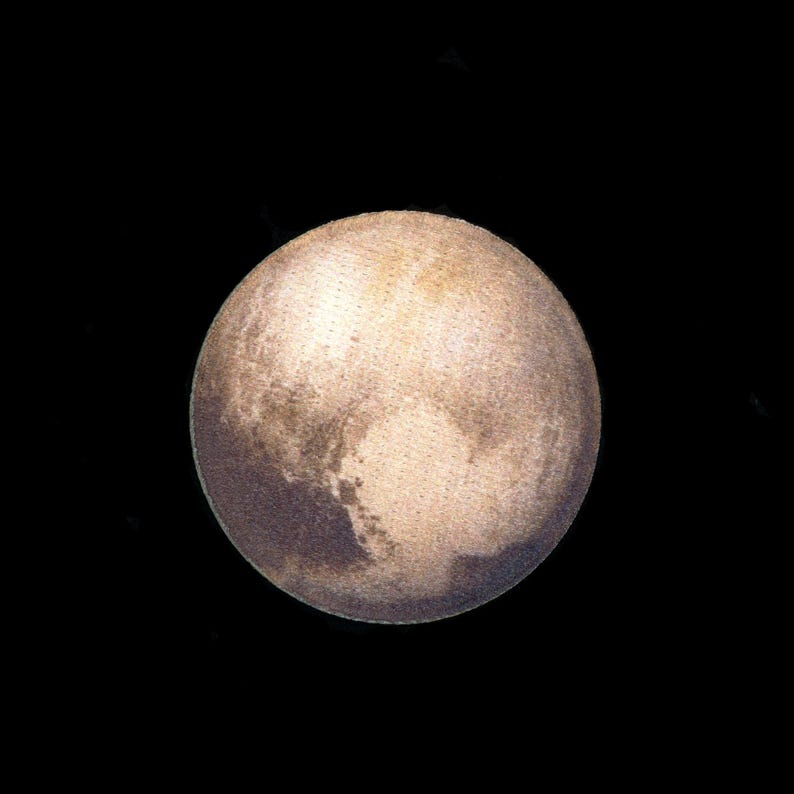 以下が含まれることがあります： 黒い背景に写る冥王星の詳細な画像。 準惑星は、より暗いパッチとテクスチャのある外観を備えた、明るい茶色とタン色の表面を持つ球体です。 この画像は、天体を鮮明に捉えています。