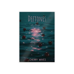 Może przedstawiać: Plakat z nazwą zespołu "Deftones" w kolorze różowym nad sceną wodną z wiśniami. Słowa "Cherry Waves" są wydrukowane na dole na biało. Woda jest ciemnozielono-niebieska z różowymi odbiciami.