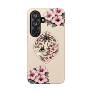 Könnte beinhalten: Eine beige Handyhülle mit tropischem Design. Die Hülle hat ein Kameramodul oben links. Das Design umfasst rosa Hibiskusblüten, eine Palme, ein Segelboot und kleinere Blumen. Die Gesamtästhetik erinnert an eine tropische Insel.