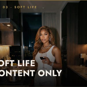 Peut inclure: Image avec le texte "VOL 03 . SOFT LIFE" et "SOFT LIFE CONTENT ONLY". Une personne tient un verre de vin rouge dans une cuisine avec des armoires en bois foncé et une hotte aspirante en acier inoxydable.