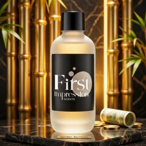 Puede incluir: Un frasco de perfume de vidrio esmerilado con tapa negra y una etiqueta negra que dice "First Impression SCENTS". El frasco está sobre una superficie de mármol negro con bambú dorado en el fondo. También hay un billete enrollado y monedas.