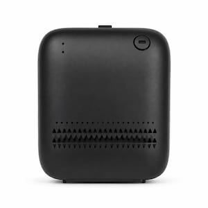 Puede incluir: Un dispositivo electrónico rectangular de color negro mate con esquinas redondeadas. La parte frontal presenta un botón de encendido circular en la parte superior derecha, dos pequeñas luces indicadoras verticales y una banda de cortes triangulares.