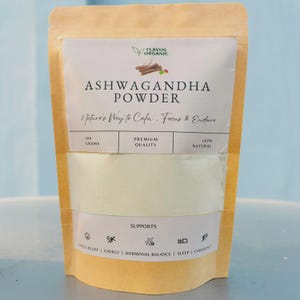 以下が含まれることがあります： アシュワガンダパウダーの入ったベージュ色の袋。ラベルには「FLAVUS ORGANIC」と「ASHWAGANDHA POWDER」と書かれています。「Nature's Way to Calm, Focus & Endure」の文字も確認できます。袋には200グラムのパウダーが入っており、プレミアム品質で100％天然と表示されています。
