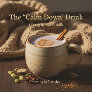 以下が含まれることがあります： ラベンダー色の飲み物が入ったベージュのセラミックマグカップ。シナモンとシナモンスティックで飾られています。「The 'Calm Down' Drink」と「1/2 tsp in warm milk」の文字。カルダモンや八角などの材料がマグカップの周りに散らばっています。