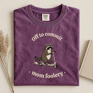 Komfortfärger Off To Commit Mom Foolery T-shirt Trendig Mors Dag-topp Snygg Mamma Vintage-kläder Raccoon Meme T-shirt Quirky Mama Fashion